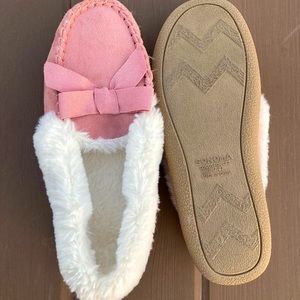 Moccasin slippers with bow